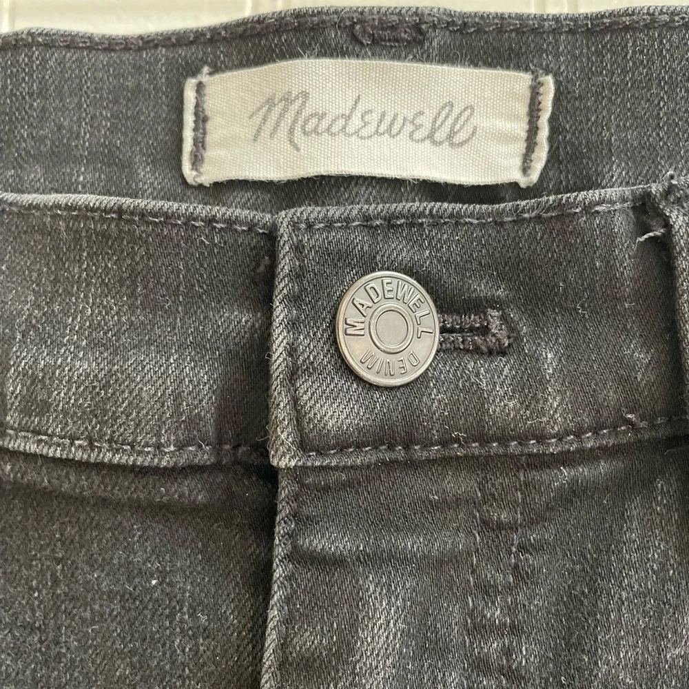 MADEWELL Mid-Rise Roadtripper Skinny Jeans in Black Wash Denim Size 28